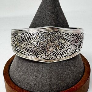 Beautiful vintage solid sterling silver filigree cuff bracelet